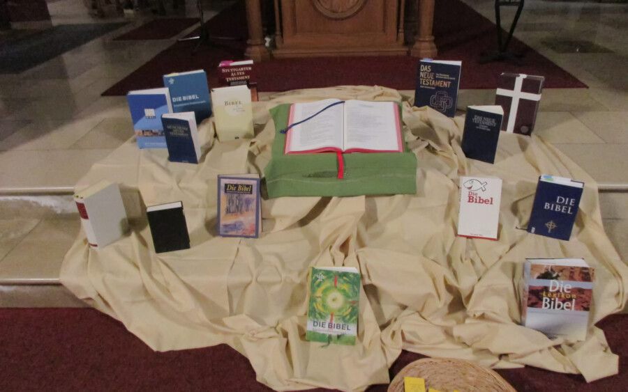 Nach dem heutigen ökumenischen Bibelsonntag ist eine große Anzahl von Bibeln vor dem Altar der St. Stephanuskirche ausgebreitet zurückgeblieben. (Foto: privat)