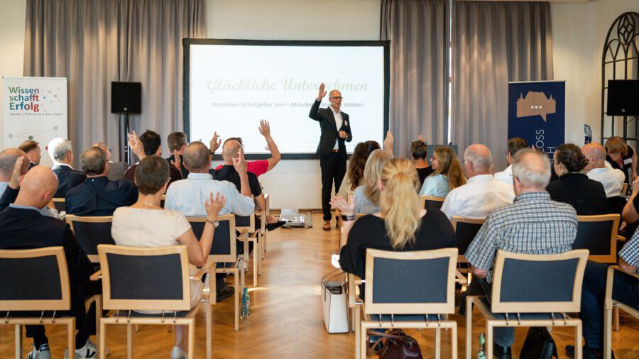 Dr. Achim Pothmann, Experte für "glückliche Unternehmen", hält einen interaktiven Impulsvortrag beim WFG-Schlossgespräch. (Foto: Carmen Körner)