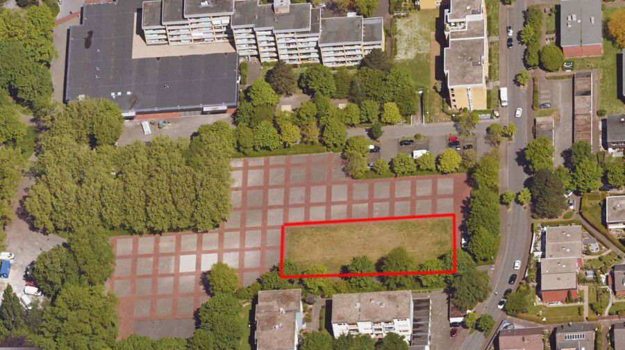 Auf dieser Rasenfläche (rot umrandet) auf dem Platz von Louviers möchte die SPD einen Bolzplatz errichten. Für das Schützenfest sollen die Tore und Zäune vorübergehend abgebaut werden können. (Luftbild: Kreis Unna - virtualcityMAP 4.0)