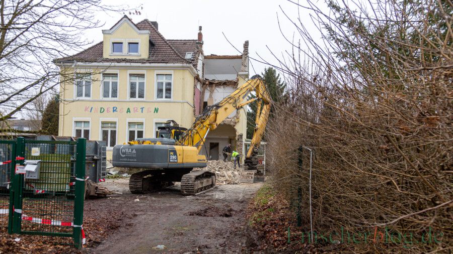 Die UKBS hat mit dem Abriss des alten AWO-Kindergartens an der Dorfstraße begonnen. Dort sollen, Baubeginn noch dieses Jahr, altengerechte Wohnungen entstehen. Wie viele genau, ist allerdings noch offen. (Foto:P. Gräber - Emscherblog)