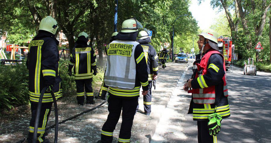 Beide Löschzüge der Feuerwehr der Gemeinde rückten zur Allee/Kirchstraße aus, wo heute (2. Juni) Nachmittag am Mehrgenerationenspielplatz ein Grünstreifen brannte. (Foto: F. Brockbals - Emscherblog)