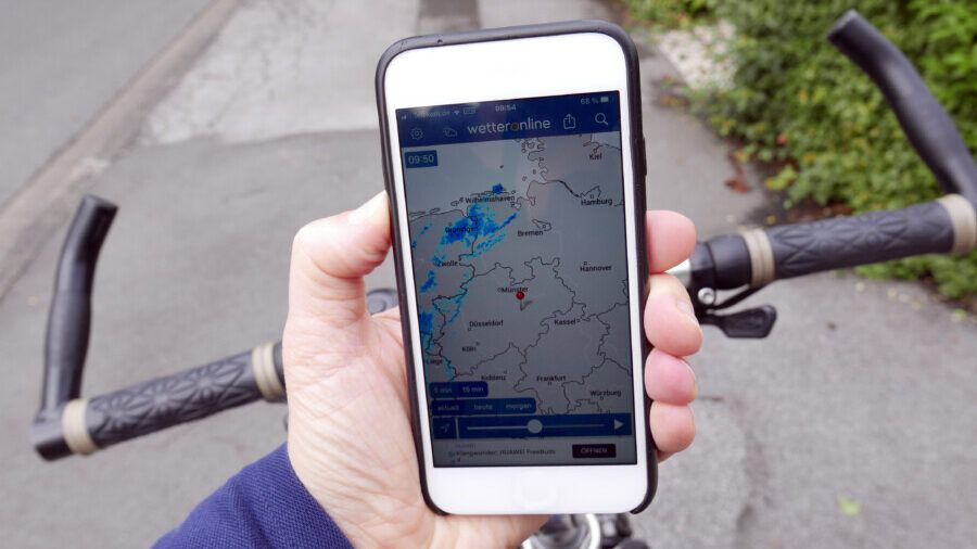 Mit dem Fahrrad unterwegs und Wetterlage, WhatsApp & Co. checken? Am besten vor der Abfahrt oder bei einer Pause. (Foto: Birgit Kalle – Kreis Unna)