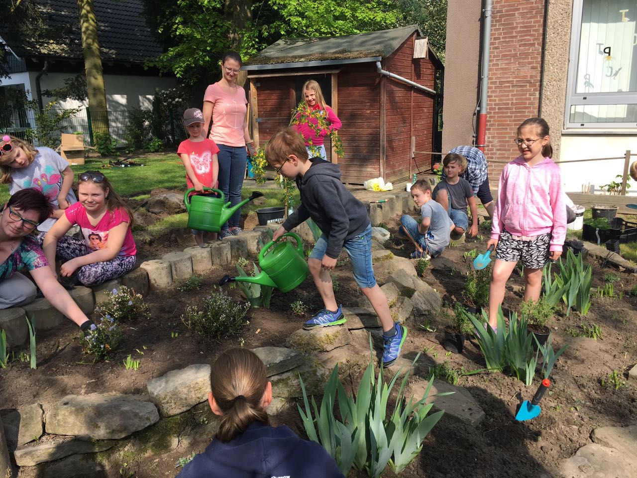 Kinder, Eltern und Pädagogen der Dudenrothschule gestalteten am Samstagvormittag den Schulgarten um und bewerben sich mit dem Projekt für einen Naturschutzpreis. (Foto: privat)
