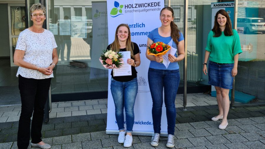 Bürgermeisterin Ulrike Drossel und Ausbildungsleiter Linda Stieler (r.) gratulieren Viktoria Meier und Elina Dombrowski (2.v.r.) zur bestanden Prüfung im Ausbildungsberuf. (Foto: Gemeinde Holzwickede)
