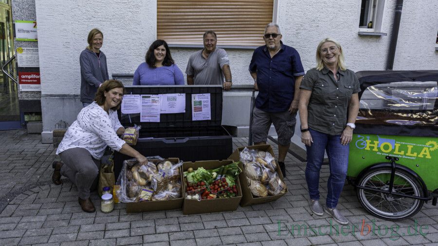 Freude über den neuen Standort der Foodsharing-Box, v.l.: Sabine Kwiatkowski, Ulrike Dürholt, Julia Schreier, Dieter Kwiatkowski, Manfred Nischik (FeG) und Susanne Werbinsky. (Foto: P. Gräber - Emscherblog)
