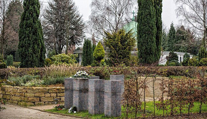 Die Friedhofsverwaltung erinnert dran, dass der Friedhof ein Ort der stillen Anteil- und Abschiedsnahme ist und kein Spielpülatz oder Hundeklo. (Foto: P. Gräber - Emscherblog)