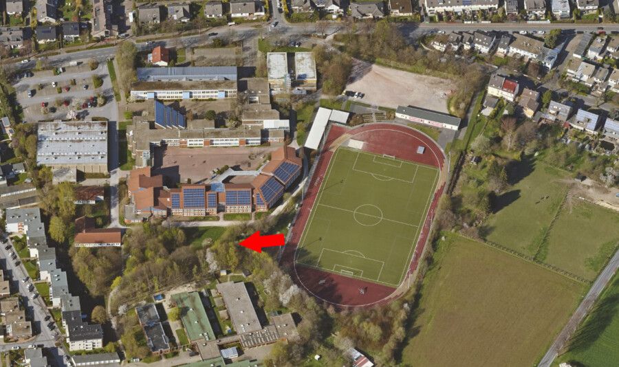 In diesem Bereich (Pfeil) soll der Erweiterungsbau am Clara-Schumann-Gymnasiums entstehen. Allein 650 000 Euro sind für die Planungskosten vorgesehene. (Foto: Fb Geoinformation und Kataster Kreis Unna)