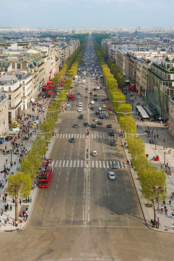 Blick vom Arc de Triomphe auf die Avenue des Champs-Elysees. Die Aufnahme ist datiert auf das Jahr 2013. (Foto: Jebulon - Wikipedia by CC0)