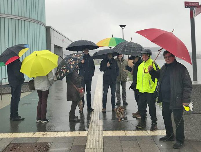 Auch der Dauerregen heute konnte die Radsportler des HSC nicht davon abhalten, ihre Neujahrswanderung zu unternehmen: die Teilnehmer am Phoenixsee in Dortmund-Hörde. (Foto: Hanne Schön)