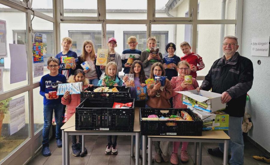 Tafel-Helfer Gunter Siepmann freut sich über die Spende der Paul-Gerhardt-Schule und bedankte sich bei den Kindern für tolle Sammelaktion. (Foto: privat)