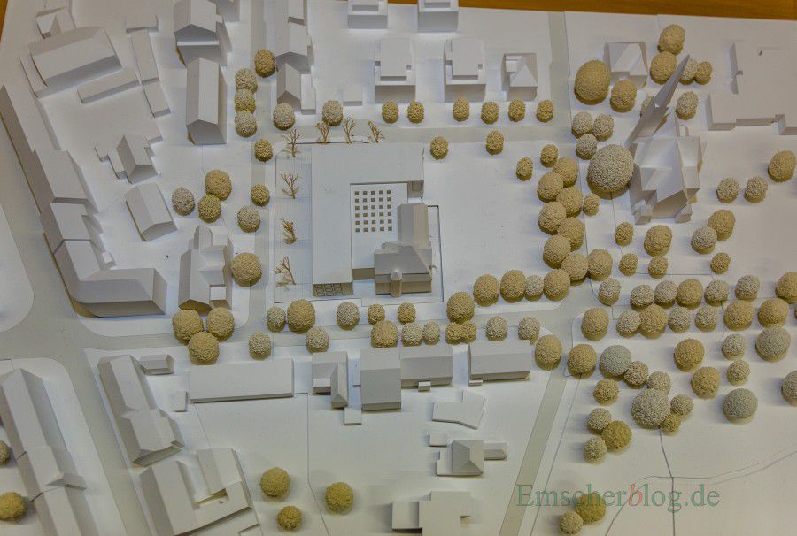 Dieses Modell zeigt, wie sich das neue Rat-. und Bürgerhaus in die Genmeindemitte einfügen soll. (Foto: P. Gräber - Enscherblog.de)