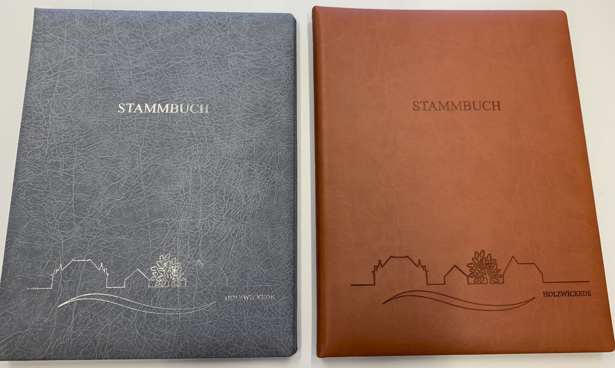 Die neuen Stammbücher sind jetzt auch mit einer Skyline der Gemeinde Holzwickede und in zwei Farben erhältlich. (Foto: Gemeinde Holzwickede)