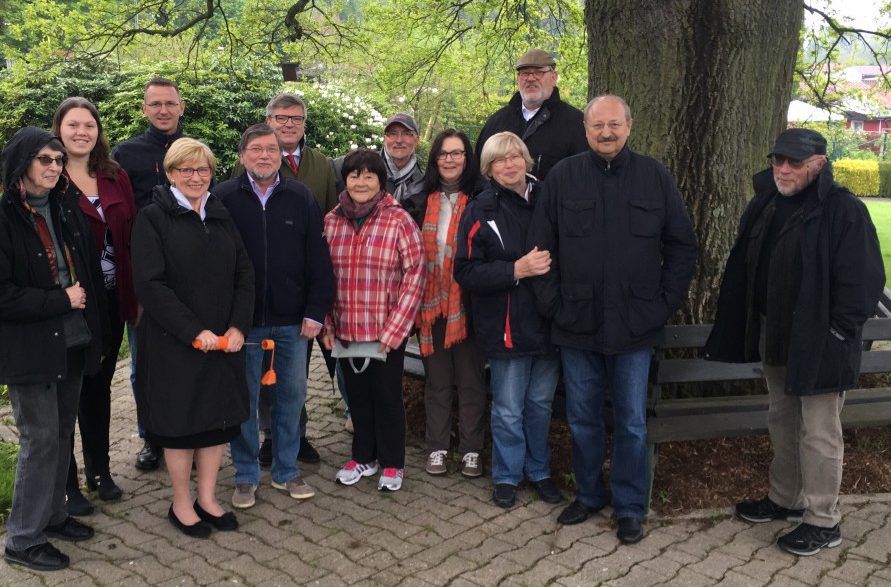 Die FDP-Fraktion bewi ihrem Besuch in der Kleingartenanlage Am Oelpfad. (Foto: privat)
