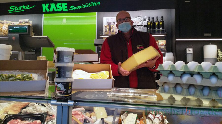 Torsten Starke war gar nicht erfreut über die Absage des Wochenmarktes am Silvestertag: "Das ist normalerweise einer meine umsatzstärksten Tage im Jahr" , sagt der Käsehändler. (Foto: P. Gräber - Emscherblog)