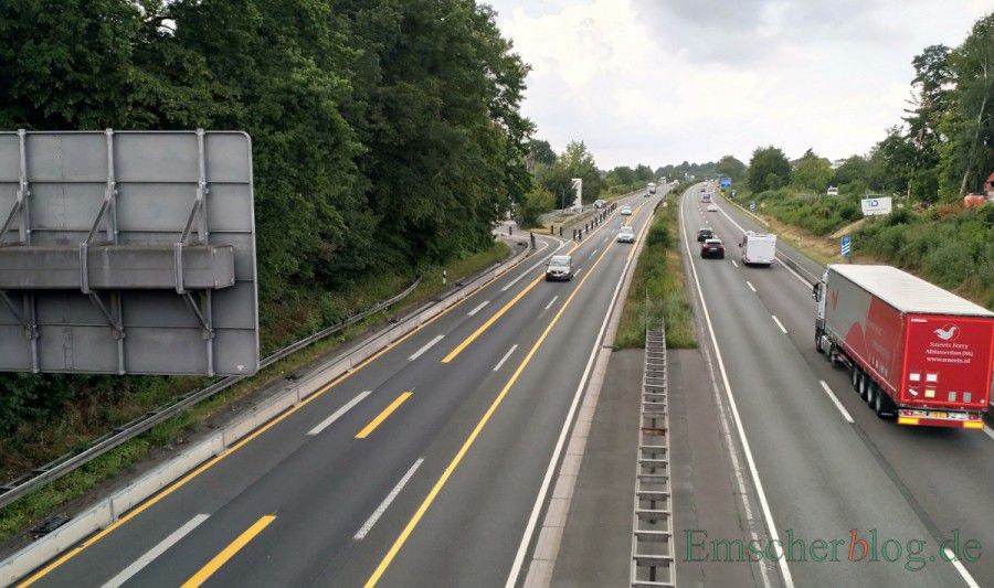 In diesem Bereich wird die Bundesstraße 1 sechsspurig zur Autobahn 40 ausgebaut. Die vorausgehenden Lärmschutzmaßnahmen in Höhe Wilhelmstraße (rechts) haben planmäßig heute begonnen. (Foto: P. Gräber - Emscherblog)