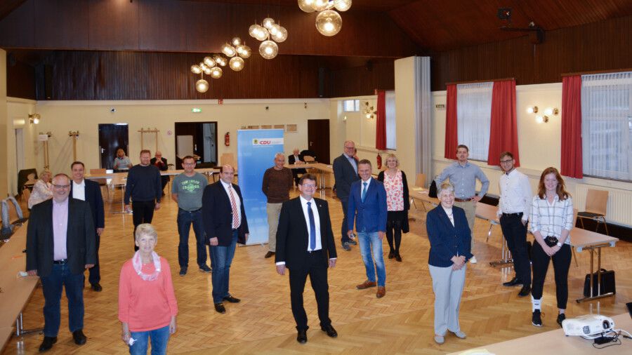 Gruppenfoto in Corona-ZTeiten: Die Wahlkreiskandidatinnen und -kandidaten der CDU mit ihrem Bürgermeisterkandidaten Frank Lausmann (Mitte vorne) nach der Nominierung in der Rausinger Halle. (Foto: privat)