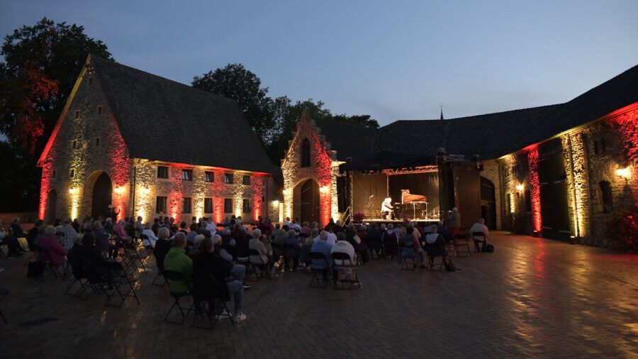 Am kommenden Wochenende bilden die Konzerte des Kokopelli Quartetts (20. August) und der Blue Terrace Blues Band (21. August) den krönenden Abschluss der Opherdicker Sommerbühne am Haus Opherdicke. (Foto: Kreis Unna)