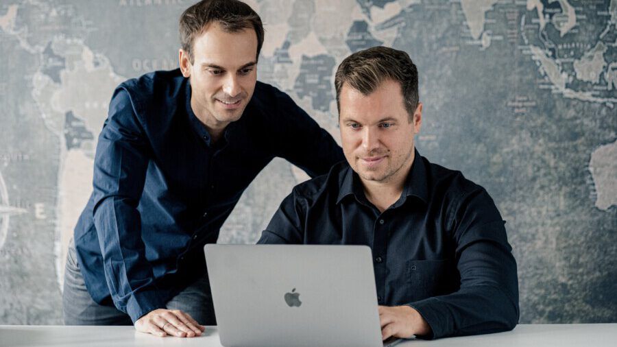 Haben Anteil des Kölner Start-ups "blookery" übernommen: die Urlaubsguru-Gründer Daniel Marx (li.) und Daniel Krahn. (Foto: un-iq.de)