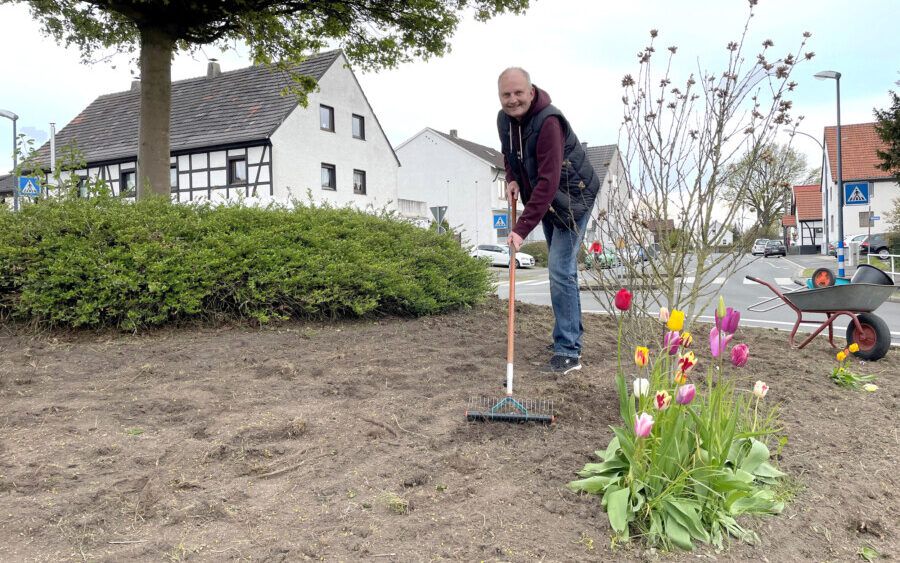 Geht mit gutem Beispiel voran: Ortsvorsteher Volker Schütte hat den Kreisel in Hengsen am Wochenende mit Wildblumen eingesät. Schon bald wird der Kreisel prächtig blühen. (Foto: privat)