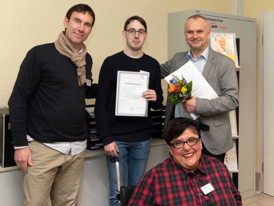 (v.l.): André Bloch, Sebastian Waschewski, Miriam Langhoff und Maciej Kozlowski freuten sich gemeinsam über die bestandene Ausbildung.