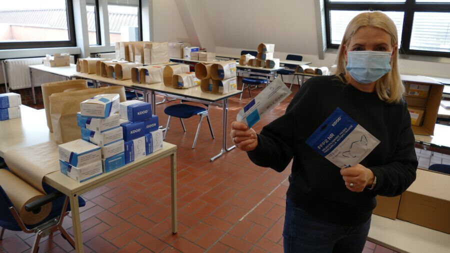 Mitarbeiterin Simone Musial konfektionierte die FFP2-Masken und Corona-Selbsttests im Haus des Handwerks in Soest. (Foto: Kreishandwerkerschaft Hellweg-Lippe)