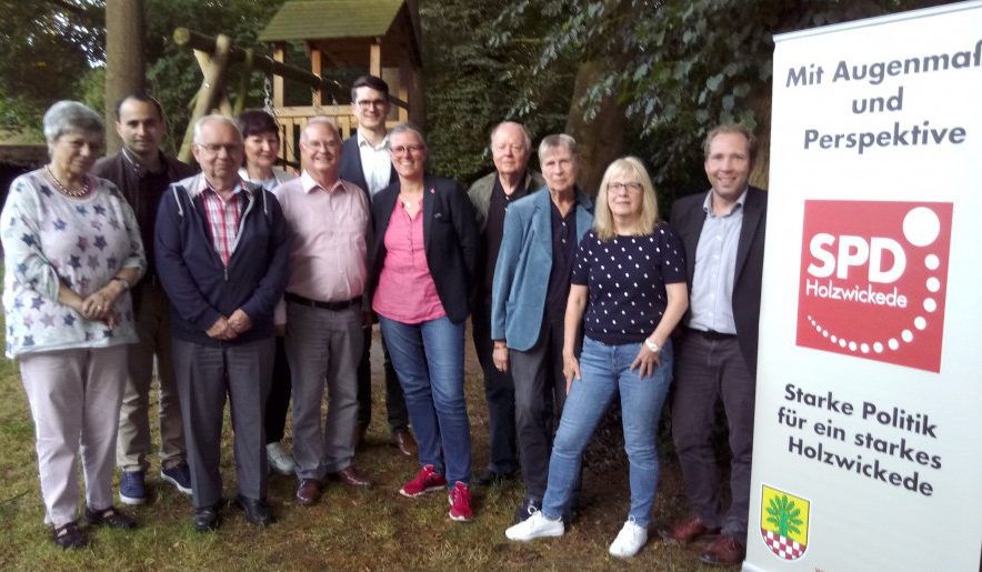 Der neu formierte Vorstand der SPD Holzwickede um die neue Doppelspitze Heike Bartmann-Schärding und Theo Rieke. (Foto: SPD Holzwickede)