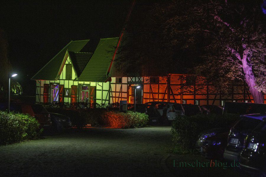 Im stimmungsvoll illuminierten Emscherquellhof fand am Samstag die britische Krimi-Nacht statt. (Foto: P. Gräber - Emscherblog.de)