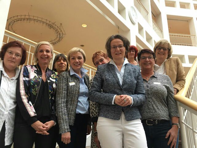 Die Gleichstellungsbeauftragten aus dem Kreis Unna beim Treffen mit der NRW-Gleichstellungsministerin Ina Scharrenbach in Dortmund. Foto: privat