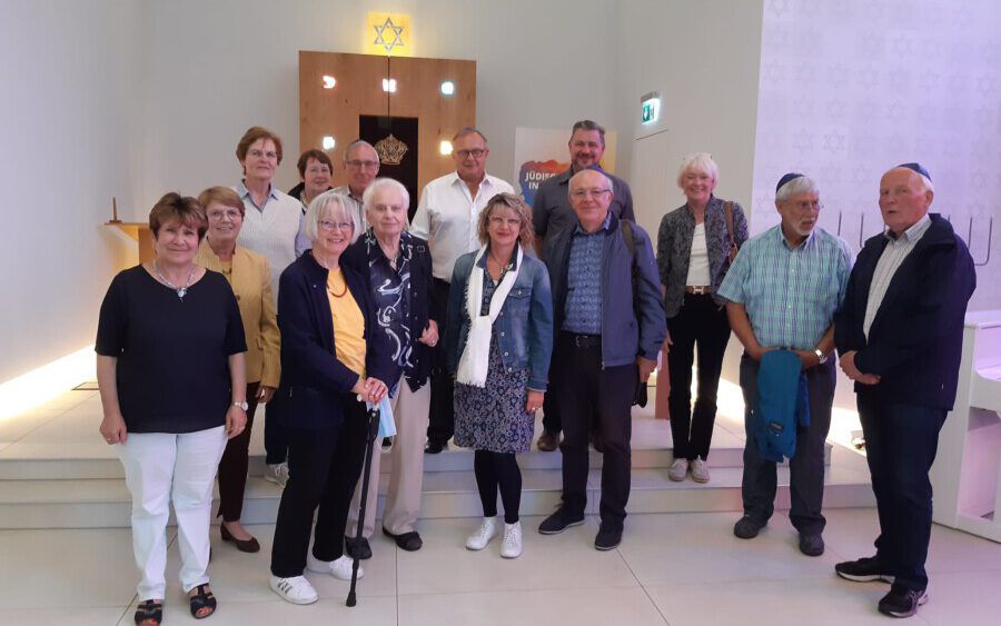 Die Besucher des Ev. Arbeitskreises der CDU im Kreis Unna bei ihrem Besuch in der Synagoge in Unna. (Foto: privat)