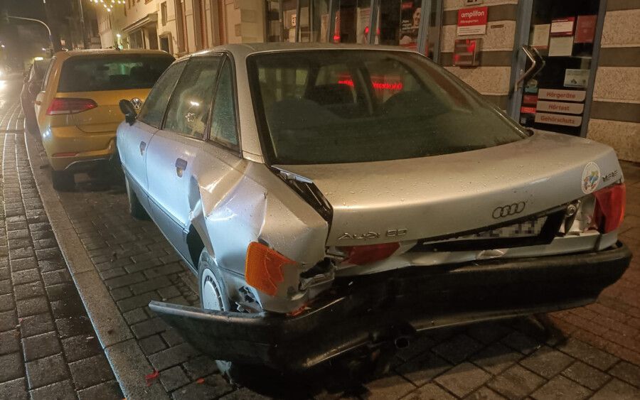 Diesen parkenden Pkw Audi älteren Baujahres rammte der Unfallfahrer mit seinem Smart. Auch der vor dem Audi parkende VW Golf wurde dabei beschädigt. (Foto: F. Brockbals)