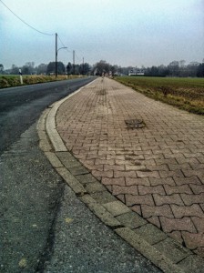 Der unebene Randstreifen der Sölder Straße im Abschnitt zwischen der Landskroner Straße und dem Ortseingang Sölde: einige Warnbaken sind bereits aufgestellt worden. (Foto: Peter Gräber) 
