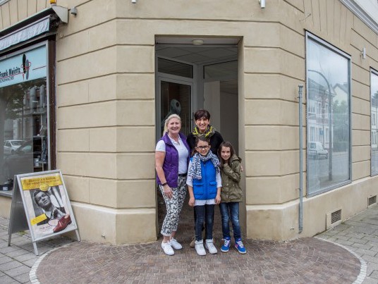 HSV-Geschäftsführerin Susanne Werbinsky (l.) und Susi Foutiadou (Kursleiterin) mit ihren Töchtern Michaela und Stella freuen sich auf das neue Gesundheitssport-Ladenlokal. (Foto: Peter Gräber)