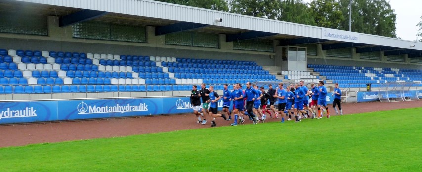 Die Tribüne im Montanhydraulik-Stadion wird am 18. Juni erstmals Schauplatz einer Jahreshauptversammlung des HSC sein: Spieler des HSC beim Trainingslauf vor der neugestalteten Tribüne.  (Foto: privat)