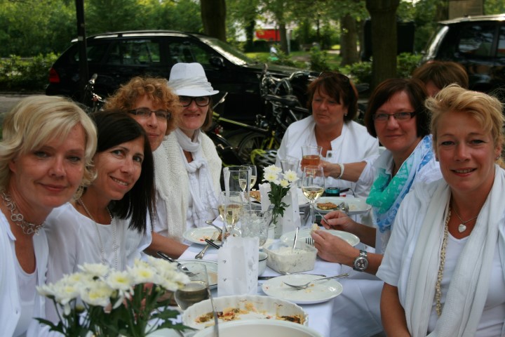 Der Freundeskreis und die evangelische Kirchengemeinde laden am 15. August zu einem neuen Diner en blanc ein: so stilvoll ging's beim letzten Diner en blanc zu. (Foto: pt rivat)