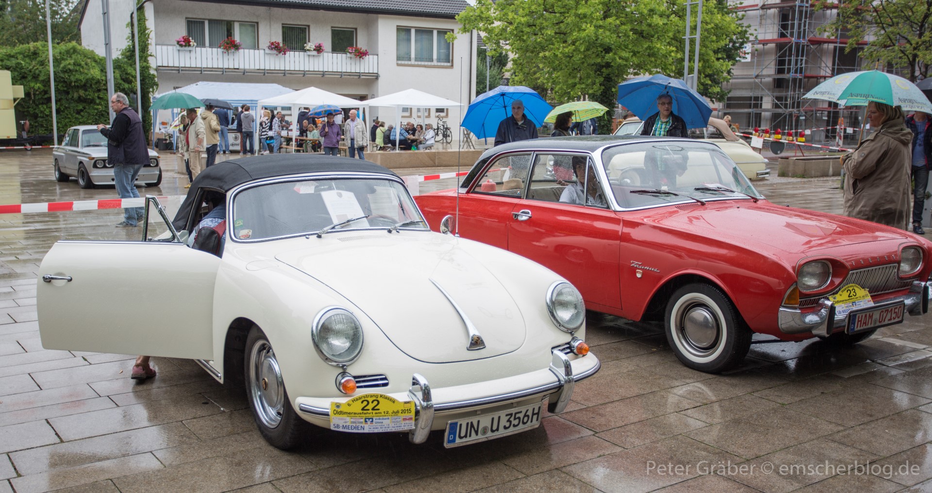 Auch diesen weißen Porsche 356, Baujahr 1964, und roten Ford 17 M, eine so genannte Badewanne", konnten die Zuschauer bewundern. (Foto: Peter Gräber) 