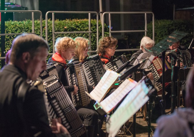 Gegen 20 Uhr sorgte das Akkordeon-Orchester Unna-Königsborn (Leitung: Ruslan Maximovski) für musikalische Abwechslung. (Foto: Peter Gräber)