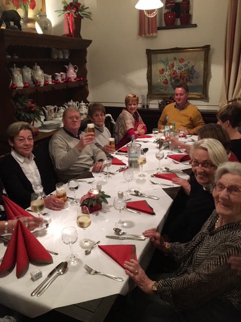 Mitglieder des Holzwickeder Freundeskreises beim Weihnachtsmenü im Münsterland. (Foto: privat) 
