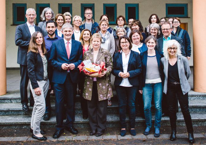 Große Besuchergruppe: NRW-Ministerin Sylvia Löhrmann informierte sich im Kommunalen Integrationszentrum Kreis Unna und brachte weitere Gäste mit. Foto: D. Treu – Kreis Unna 