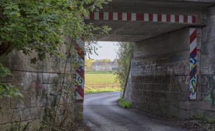 Der direkte Radweg hinter der Unterführung in die Gemeindemitte und zum Emscherquellhof kann vorerst nun doch nicht realisiert werden. (Foto: P. Gräber - Emscherblog) )