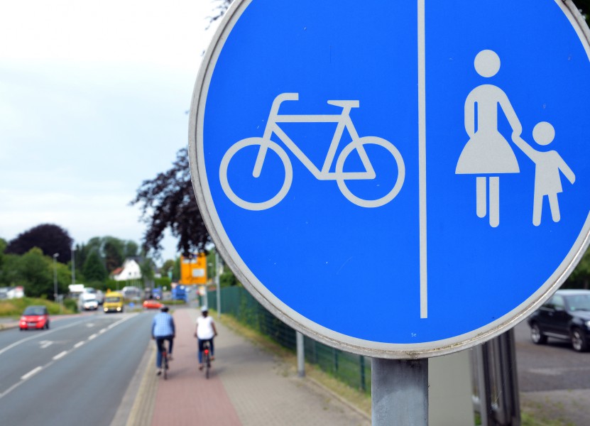 Gibt es einen Radweg wie diesen (getrennter Geh- und Radweg), muss er von Radfahrern auch benutzt werden. Foto: B. Kalle – Kreis Unna
