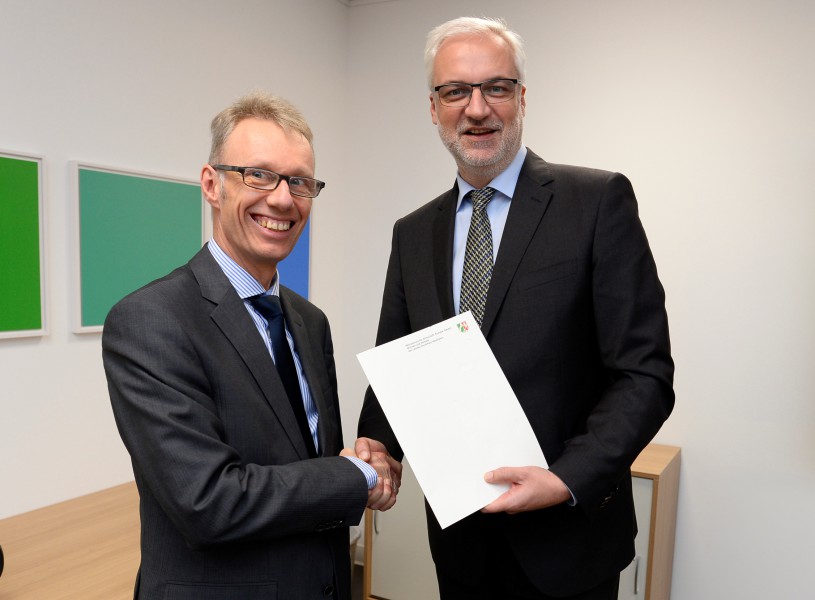 Dr. Michael Dannebom (links) nahm den Förderbescheid gestern in Düsseldorf von NRW-Wirtschaftsminister Garrelt Duin entgegen. (Foto: WFG) 