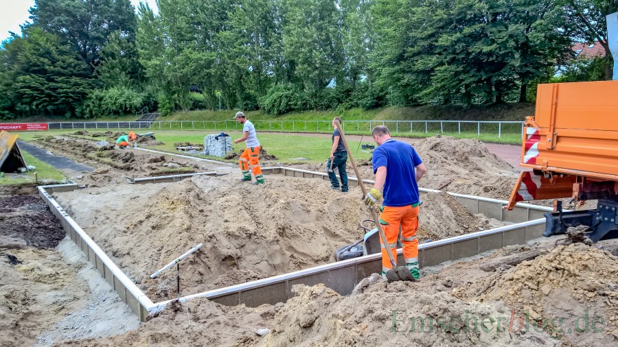 Die Gemeinde Holzwickede lässt die Weitsprunganlage im Montanhydraulik-Stadion durch Mitarbeiter des Baubetriebshofes erneuern. (Foto: P. Gräber - Emscherblog.de)