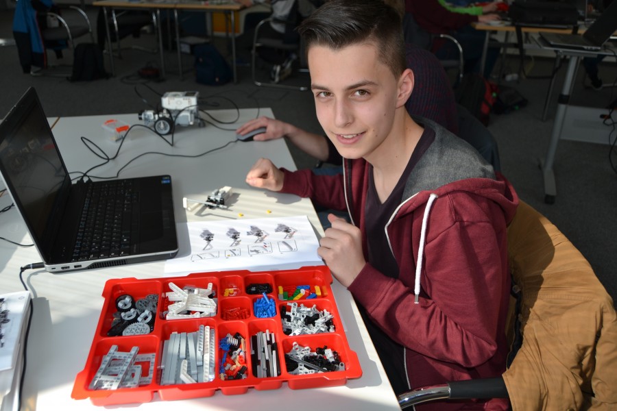 Mit dem Thema Robotik können sich interessierte Jugendliche beim Ferienkurs des zdi-Netzwerkes Perspektive Technik in Unna beschäftigen. (Foto: Ute Heinze (WFG))