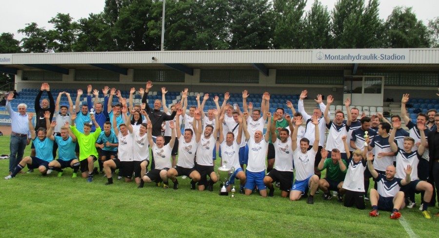 Groß war der Jubel bei den Siegern und Platzierten beim 9. Montanhydraulik Business-Cup des Holzwickeder Sport Club (HSC). (Foto: privat)