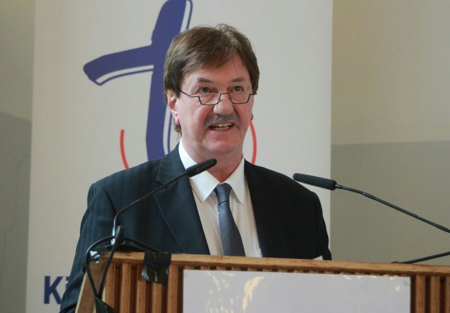 Superintendent Hans-Martin Böcker bringt die Berichte aus den kreiskirchlichen Arbeitsfeldern.. (Foto: Ev. Kirchenkreis)
