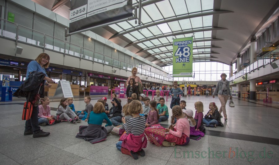 Eine Gruppe OGS-Kinder besuchte heute morgen den Flughafen Dortmund mit Führung durch die verschiedenen Bereiche des Airports. (Foto: P. Gräber - Emscherblog.de)