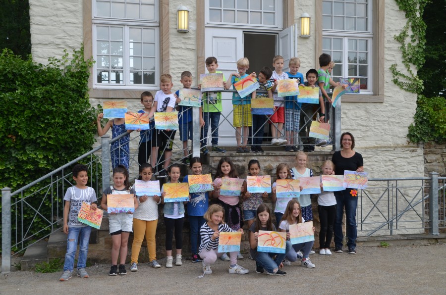 Kinder der Holzwickeder Aloysiusschule malten im Rahmen der Museumspädagogik auf Haus Opherdicke ein Bild von Josef Scharl nach. (Foto: Kreis Unna)