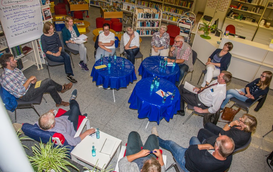 Ein knappes Dutzend engagierter Bürgerinnen und Bürger nahmen an der Diskussionrunde in der Bibliothek teil und steuerten interessante Vorschläge bei. (Foto: ?P. Gräber - Emscherblog.de)