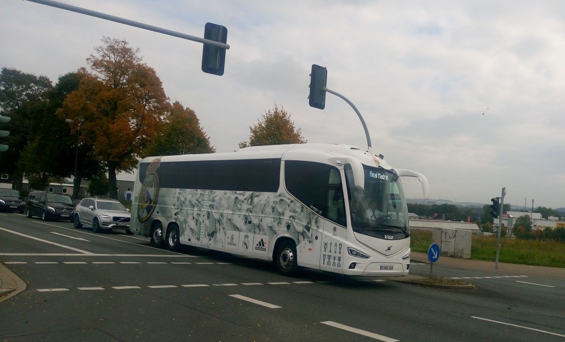 Gut abgeschirmt: Nach der Landung wurde das Team von real Madrid mit dem Mannschaftsbus abgeholt. (Foto: privat)