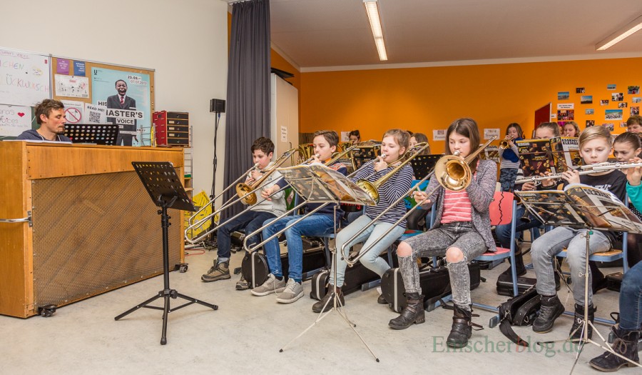 Auch Musiklehrer Jochen Weichert und die Bläserklasse 5b stellten sich bei Tag der offenen Tür am CSG vor. (Foto: P. Gräber - Emscherblog.de) 